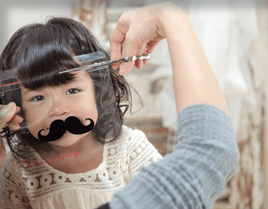 まえがみを切られている女の子