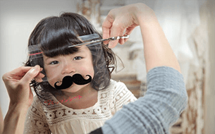 まえがみを切られている女の子