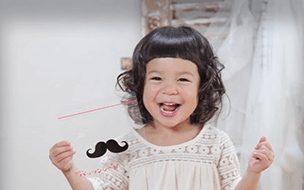 まえがみパッツンシートを持っている女の子