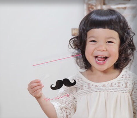 まえがみパッツンシートを持っている女の子